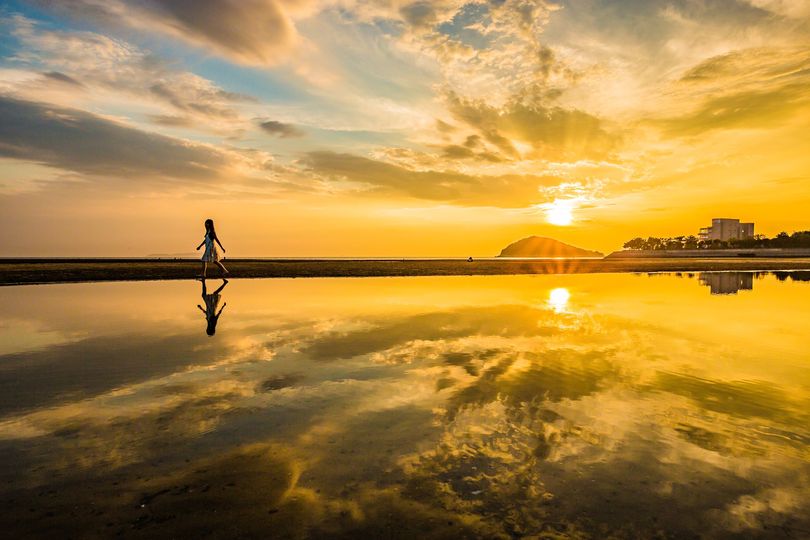 Pantai Chichibugahama adalah destinasi wisata di Jepang yang ramai pengunjung karena keindahan panoramanya yang cocok untuk berswafoto.