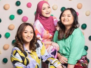 Belum lama ini Nathalie Holscher membuat pengakuan bahwa ternyata adik-adikanya selama ini juga tinggal di rumah suaminya, Sule.