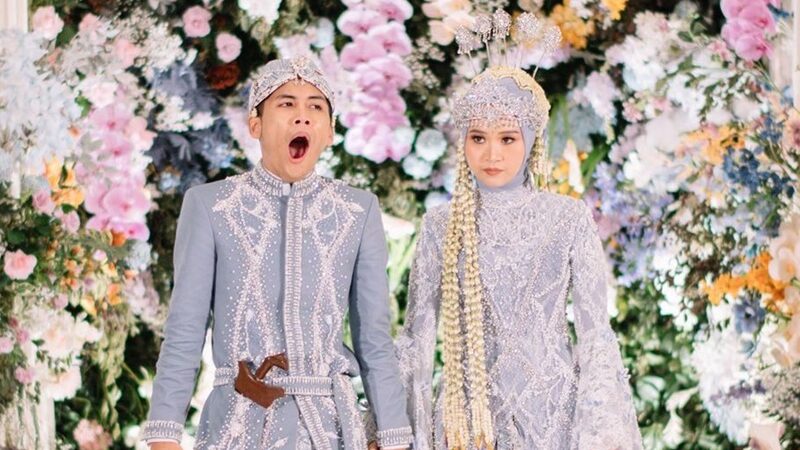 Bintang Emon belum lama ini mengunggah momen kebahagiaan pernikahannya dan menuliskan caption menarik yang langsung tuai perhatian warganet.