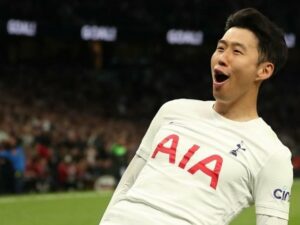 Son Heung-Min memimpin 3 ribu orang penggemar menyambut Tottenham Hotspur yang akan melaksanakan tour ke Korea Selatan.
