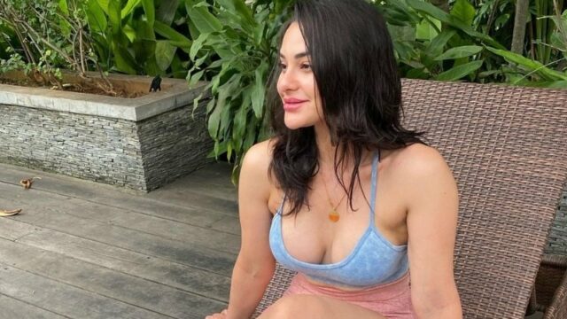 Nora Alexandar sempat membuat pengakuan bahwa dirinya pernah mengoperasi bagian dadanya yang kini sudah tidak asli, namun tetap merawatnya dengan baik.