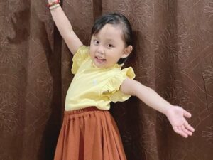 Tangisan Shabira Alula pecah kala melihat foto bayinya. Sambil sesenggukan Lala berkata ingin kembali kecil dan tidak mau tumbuh besar.