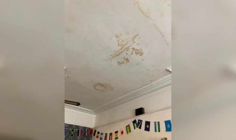 Pasangan pengantin baru dibuat terkejut setelah melihat kondisi kamar hotel tempat bulan madu mereka yang kotor dan bau.