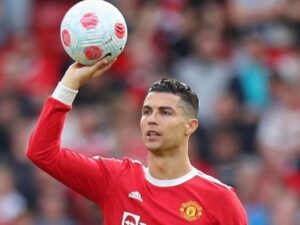 Ronaldo dikabarkan mendekat ke Barcelona. Ia berusaha keluar dari Manchester United. Kabar ini tentu sangat mengejutkan bagi Real Madrid.