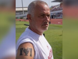 Pelatih fenomenal Mourinho memamerkan tato barunya di lengan kanan bergambar tiga trofi Eropa. Hal itu adalah buntut dari ejekan netizen.