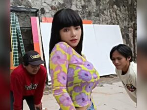 Dinar Candy memamerkan keindahan bodynya yang montok lewat goyang Tiktok, lantas pria Citayam yang memperhatikan ia bergoyang pun tercengang.