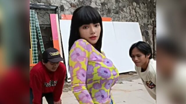 Dinar Candy memamerkan keindahan bodynya yang montok lewat goyang Tiktok, lantas pria Citayam yang memperhatikan ia bergoyang pun tercengang.