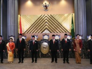 Dewan Komisioner Otoritas Jasa Keuangan (OJK) resmi berganti, Rabu, 20 Juli 2022. Mahkamah Agung RI baru saja melantik Dewan Komisioner OJK yang baru.