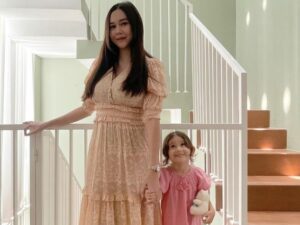 Aura Kasih memilih prioritaskan anak dari pekerjaan, hingga warna kesukaan pun jadi berubah setelah punya anak. Karena takut terlihat garang.