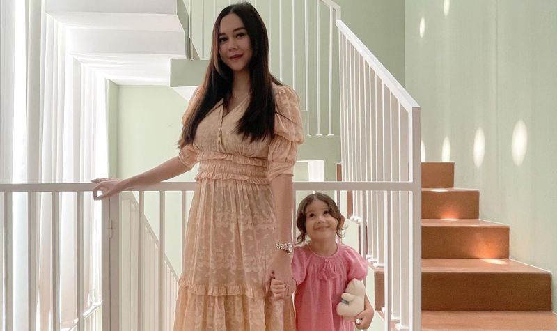 Aura Kasih memilih prioritaskan anak dari pekerjaan, hingga warna kesukaan pun jadi berubah setelah punya anak. Karena takut terlihat garang.
