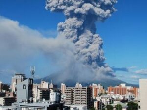 Pertandingan dua klub divisi tiga Liga Jepang antara, Kagoshima United melawan Sagamihara diwarnai letusan gunung berapi Sakurajima.