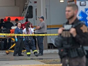 Kejadian tragis menyebabkan pilu di sebuah pusat perbelanjaan di kota Washington. Seorang pria menembaki pengunjung tanpa alasan