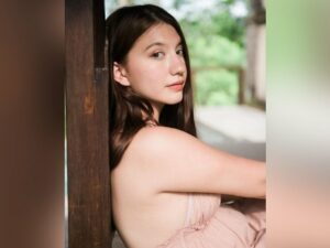 Cantik dan seksi tentunya menjadi anugerah tersendiri bagi wanita. Seperti halnya Cassandra Lee yang kerap jadi sorotan netizen Indonesia.