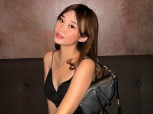 Livy Renata baru-baru ini mengungkap masalah asmaranya di salah satu podcast. Ia bercerita tentang mantan yang paling ia sayang dan cinta.