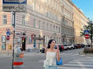 Usai menyelesaikan pendidikan di Jakarta, Beby Tsabina langsung meluncur ke Vienna  bersama sahabat tercintanya