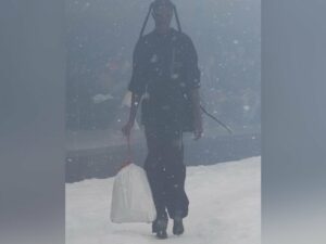 Balenciaga baru saja merilis brand terbarunya yang berbentuk trash bag atau kantong sampah. Harganya diperkirakan mencapai 44 juta rupiah.
