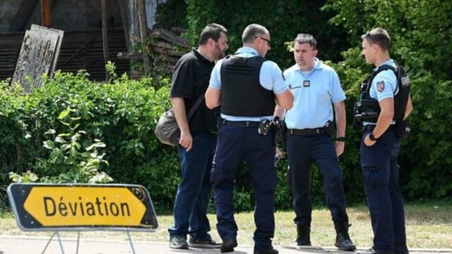 Seorang pria Prancis berusia 22 tahun telah membunuh lima anggota keluarganya menggunakan pedang Jepang dan pistol