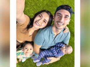Jessica Iskandar dibanjiri air mata saat beri ucapan selamat ulang tahun pada suami. Momen haru itu ia bagikan lewat vlog miliknya (30/7/22).