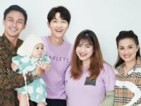 Felicya Angelista baru-baru ini memamerkan foto bersama aktor ganteng korea, Song Joong Ki. Netizen banyak yang merasa iri.
