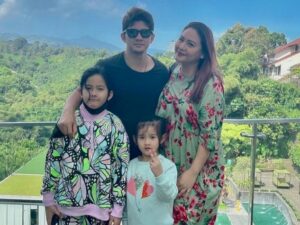 Rumah tangga Iko Uwais selalu nampak adem ayem dan jarang diterpa isu miring. Potret keluarganya bisa jadi salah satu potret keluarga bahagia