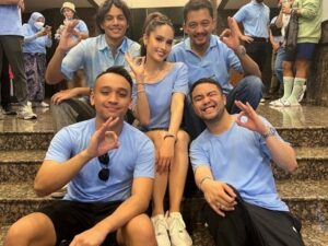 Cinta Laura mengajak masyarakat Jakarta untuk lebih peduli lingkungan. Ia langsung turun ke jalan dalam menjalankan aksinya tersebut