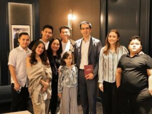 Baru-baru ini, Manoj Punjabi membuat gempar netizen Indonesia karena pertemuannya dengan orang-orang terdekat Laura Anna.