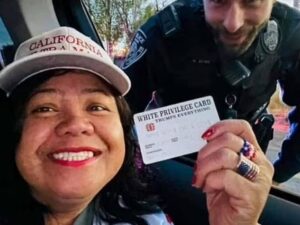 Foto unggahan seorang wanita yang menunjukkan privilege card kepada polisi lalu lintas Alaska sedang dalam penyelidikan kepolisian.