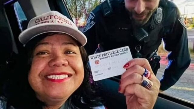 Foto unggahan seorang wanita yang menunjukkan privilege card kepada polisi lalu lintas Alaska sedang dalam penyelidikan kepolisian.