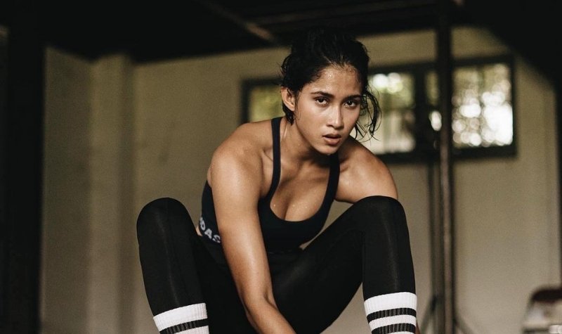 Sering bergaya tomboi, kali ini artis cantik Aghniny Haque mencoba style cewek kue yang sedang tren. Banyak penggemar yang salah fokus.