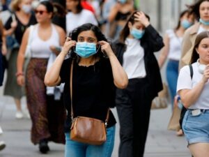 Meningkatnya angka penyebaran virus Covid-19 membuat Inggris harus kembali menggunakan masker untuk menghindari pemberlakuan lockdown.