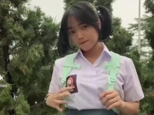 Fuji baru saja mengunggah video di laman feed instagram pribadinya dengan berpakaian seragam SMA, rok SMA nya dinilai terlalu pendek.