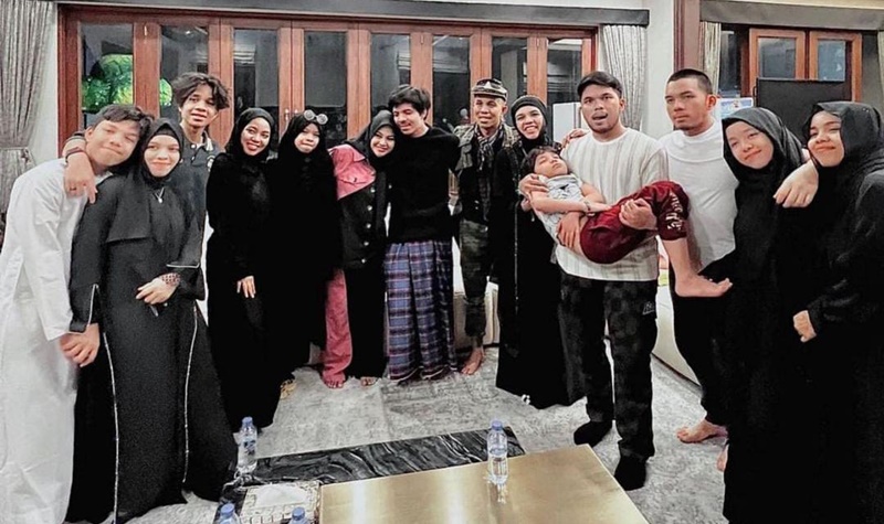 Gen Halilintar akhirnya mendarat di Indonesia dan dapat berkumpul dengan keluarga besar sekaligus dengan cucu pertama dan juga besan setelah 3 tahun.