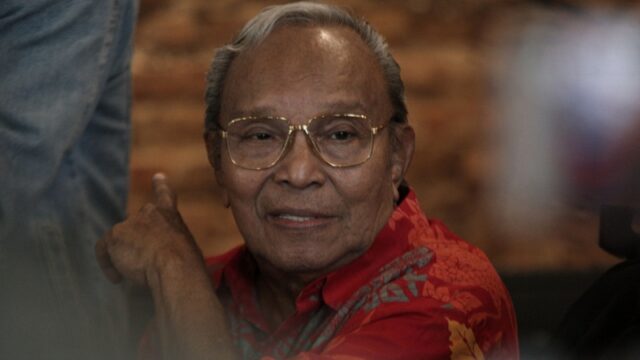 Penyanyi senior dan legendaris Indonesia Bob Tutupoly dikabakan meninggal dunia, Selasa (5/7/2022). Ia meninggal dalam usia 82 tahun