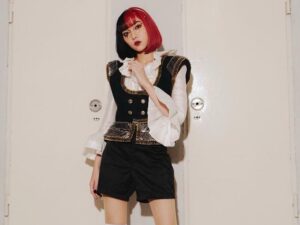 Isyana Sarasvati dianggap mengenakan pakaian seksi saat menaiki tarian tradisional, Reog tatkala hendak melakukan konser di salah satu kota di Jawa, Surabaya.