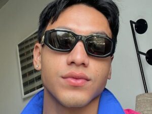 Jefri Nichol belum lama ini mengunggah potret gantengnya dengan memakai lipstik di bibir seksinya yang membuat sederetan kaum hawa kepayang.