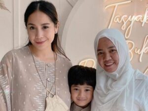 Nagita Slavina dimarahi oleh pengasuhnya sendiri yang bernama Lala, uniknya Nagita sebagai bos malah nurut dibilangin oleh pengasuhnya.