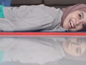 Video Lesty Kejora yang sedang melakukan kretek abal-abal hebohkan publik karena pantulan kaca keramik Lesty yang bikin buluk kuduk merinding.