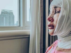 Lucinta Luna kini tengah terbaring di rumah sakit dan tak dapat berbuat banyak karena sedang melakukan operasi pada leher untuk pita suaranya.