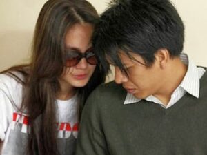 Belum lama ini publik digemparka dengan pertemuan sepasang artis yang sempat viral di masanya, yaitu Luna Maya dam Ariel NOAH.