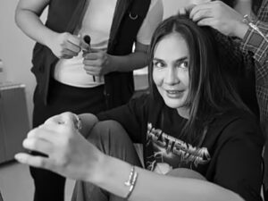 Luna Maya membuat sayembara untuk orang-orang yang bisa menemukan uban di kepalanya, ia pun memberikan uang Rp 10 ribu untuk satu uban.