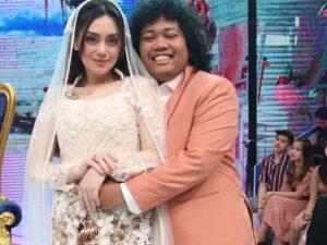 Celine Evangelista pamer pakai hijab di depan Marshel Widianto, Marshel pun dibuat pangling dengan kecantikan Celine yang terlihat Ayu.