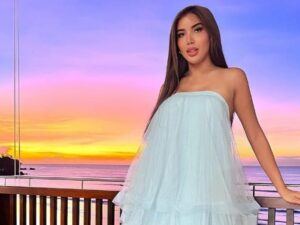Millen Cyrus belum lama ini mengunggaj potret cantiknya yang mengenakan gaun berwarna biru dengan model seperti kain sarung