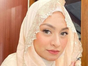 Nathalie Holscher belum lama ini mendapatkan kabar bahagia, dirinya mendapatkan umrah gratis ke tanah suci yang diberikan oleh seorang uztaz ganteng.