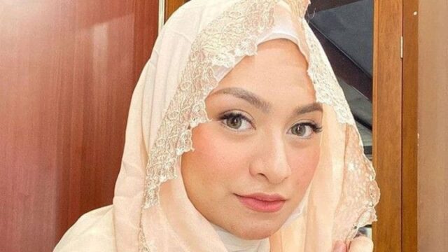 Nathalie Holscher belum lama ini mendapatkan kabar bahagia, dirinya mendapatkan umrah gratis ke tanah suci yang diberikan oleh seorang uztaz ganteng.