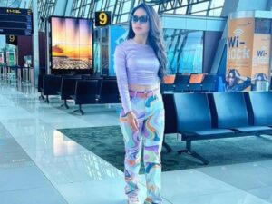 Potret Natasha Wilona saat di bandara dengan style ala cewek kue menarik perhatian. Ia tampil dengan outfit yang hampir semua berwarna ungu.  