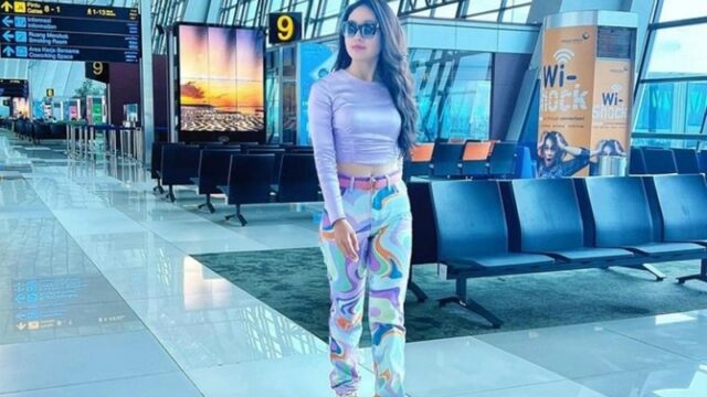 Potret Natasha Wilona saat di bandara dengan style ala cewek kue menarik perhatian. Ia tampil dengan outfit yang hampir semua berwarna ungu.  