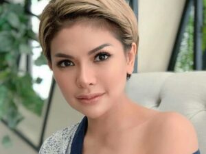 Nikita Mirzani terlihat begitu bahagia ketika bisa berpose dengan begitu menempel dengan sosok idolanya jadi perhatian netizen.