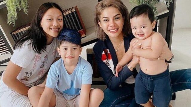 Nikita Mirzani mendadak ditangkap polisi saat berada di depan sebual mall, ia pun langsung dibawa dan disaksikan oleh putri bungsunya, Arkawa Mawardi.