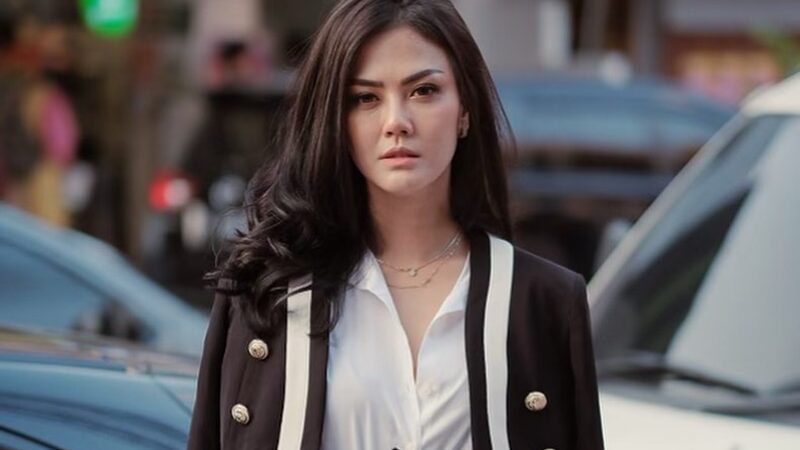 Nita Gunawan akhir-akhir ini tampaknya kerap jadi perbincangan warganet karena pesonanya yang semakin hari pasalnya semakin paripurna.