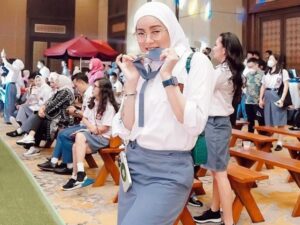 Unggah video goyang pakai seragam anak SMA, Olla Ramlan menunjukkan auranya yang masih muda, disebut masih cocok pakai seragam SMA.